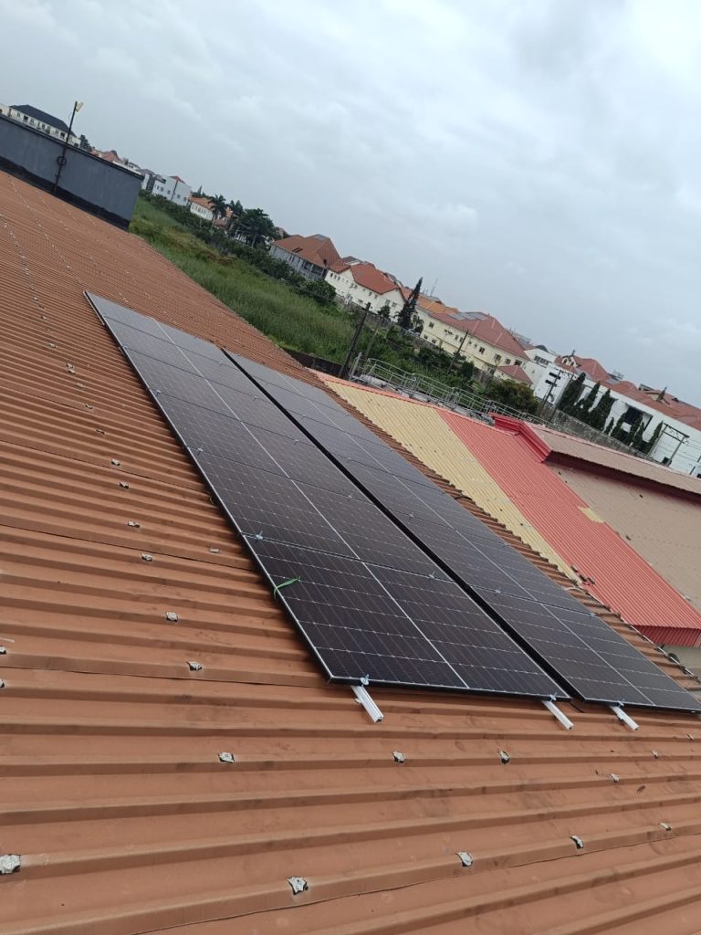 7.04kWp Solar Solution with 10kW SRNE Hybrid Inverter and 20kWh Vange Lithium Battery