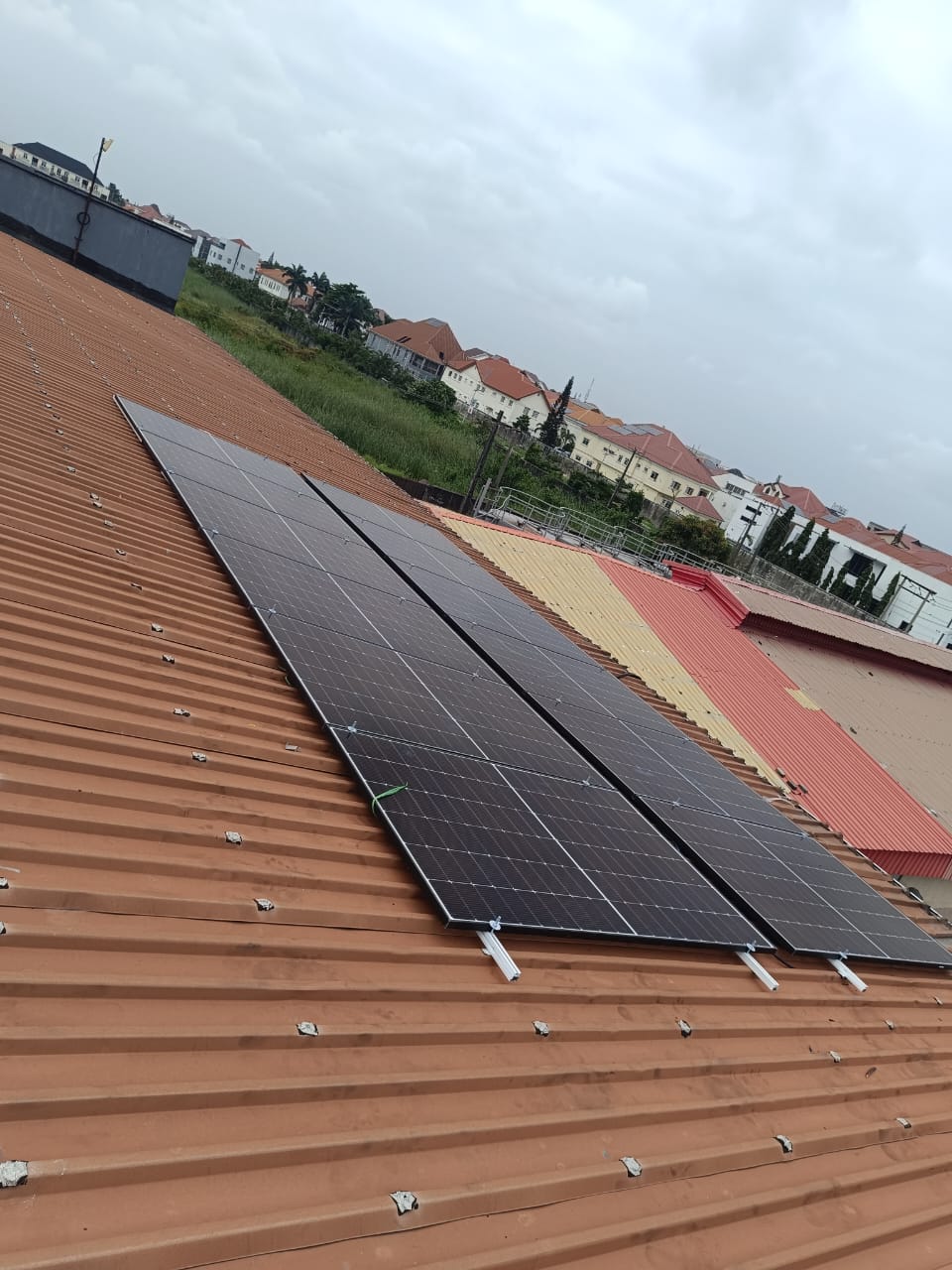 7.04kWp Solar Solution with 10kW SRNE Hybrid Inverter and 20kWh Vange Lithium Battery