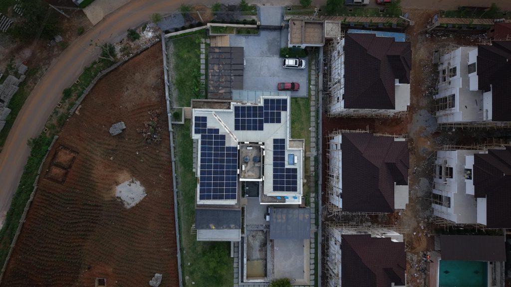 33.88kWp Solar Solution with 48kW SRNE Three-Phase Hybrid Inverter and 96kWh SRNE Lithium Battery